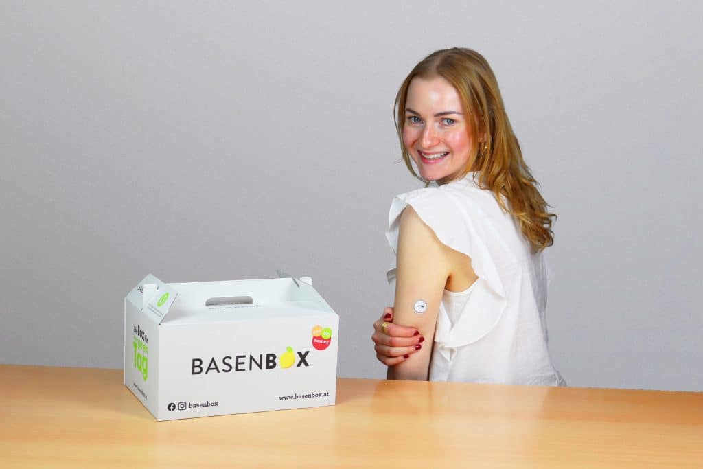 Lisa mit Blutzucker-Sensor und Basenbox